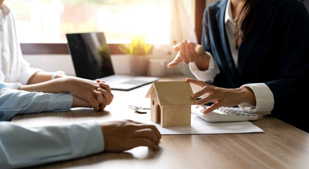 sales-agents-offer-interest-rate-contracts-home-installments-home-purchases-clients-sign-contracts-real-estate-agencies-mortgage-concept-house-purchase-contract